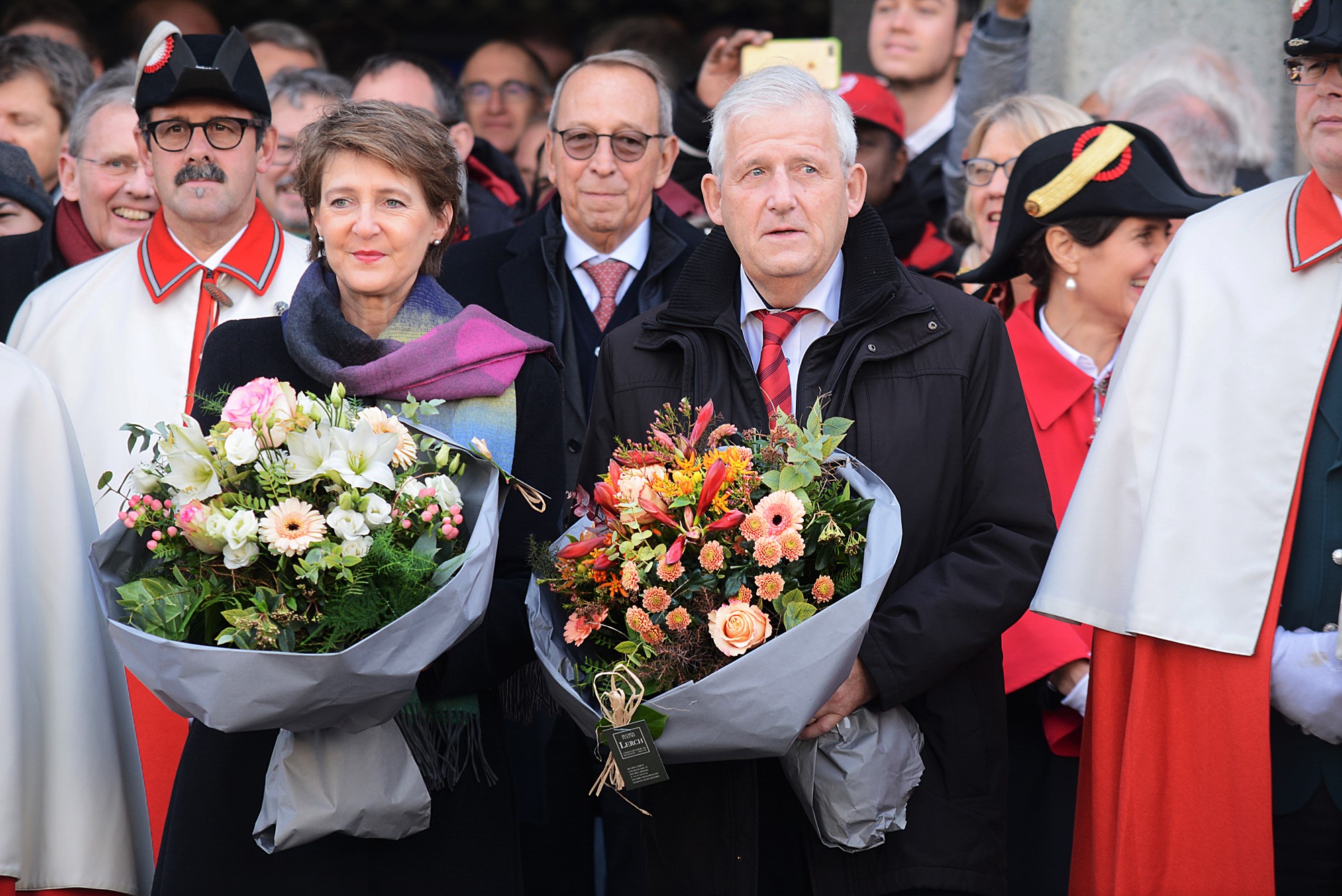 Simonetta Sommaruga und Hans Stöckli zeigen sich, wie das Wetter, in bester Laune.