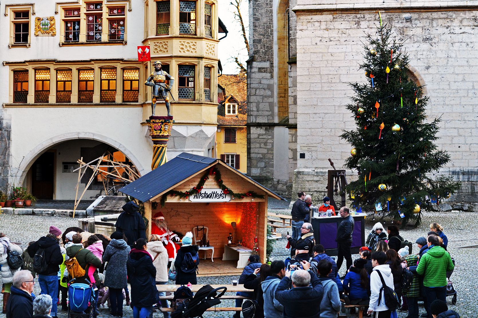 Der Ring, Ziel von Samichlaus' Reise. Er bannt sich den Weg durch die vielen Anwesenden um in sein Häuschen zu gelangen.