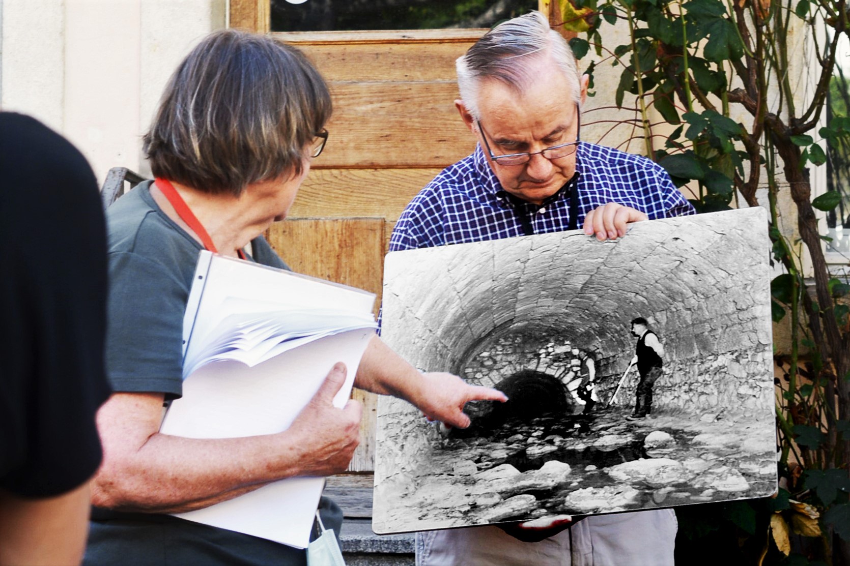 Im Spätsommer 1947 erkundeten Ehrenpräsident Fritz Schänzli (vorne) und Ehrenmitglied Eduard Lanz vom Altstadtleist die unterirdischen Gewölbe bis zur Untergasse.