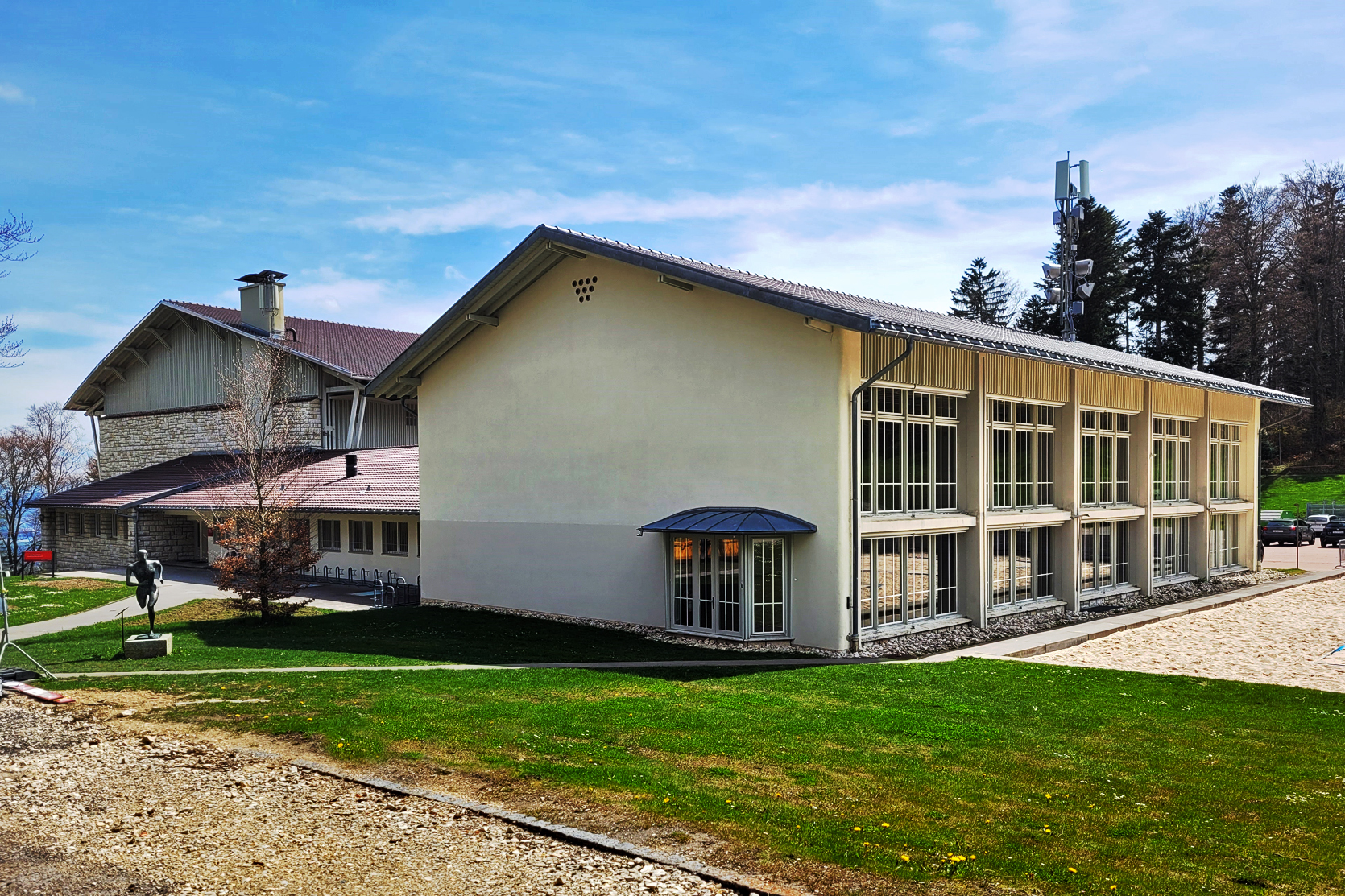 1947 Bezug der Turnhalle (25x15m). Ein enorm kalter Winter, 4 Monate unter dem Gefrierpunkt, verzögerte die Bautätigkeiten.