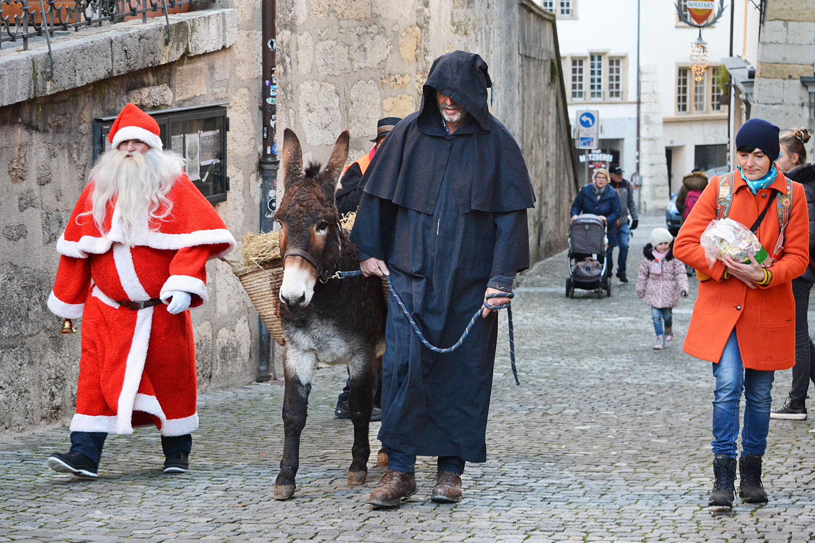 Samichlaus, Schmutzli und Esel spazieren das Kirchgässli hinaus und werden von den Passanten begleitet