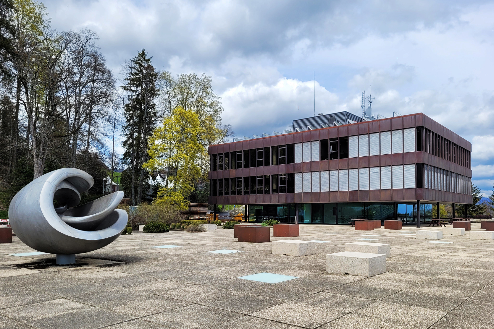 1970 Einweihung vom Hochschulgebäude. Heute mit Unterrichtszimmer, Bibliothek, Hallenbad, Sauna. Architekt: Max Schlup.