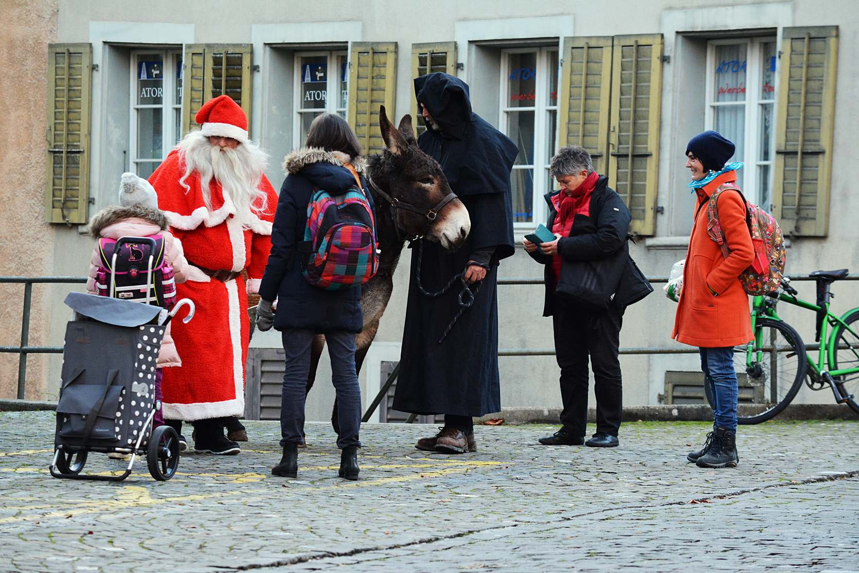 Kaum angekommen verteilt Santa Orangen, Nüsse und Schokolade