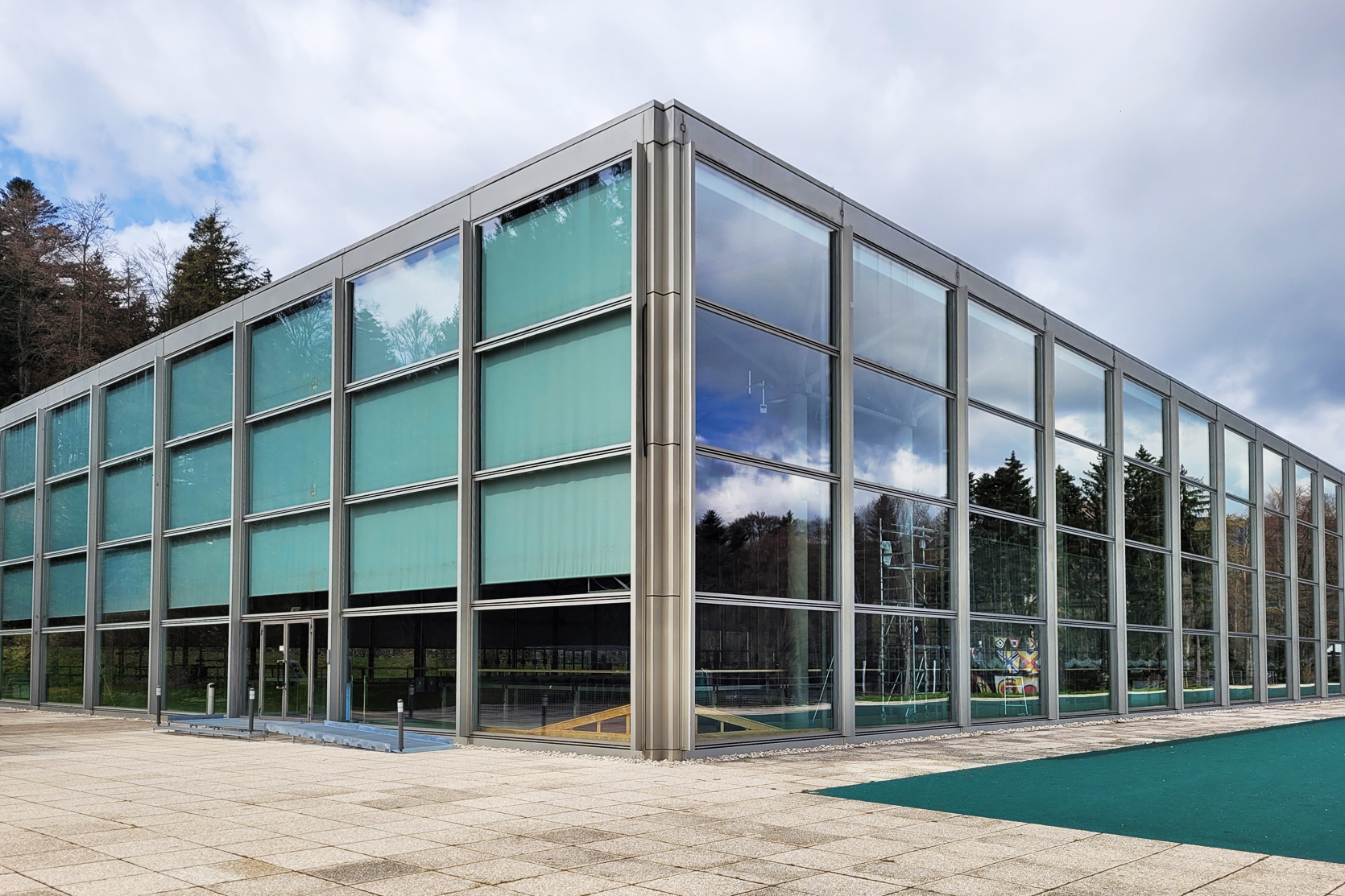 1976 Eröffnung der Sporthalle End der Welt mit Kraft-, Theorieraum, Rundbahn. Grösste Sporthalle der Schweiz. Architekt: Max Schlup.