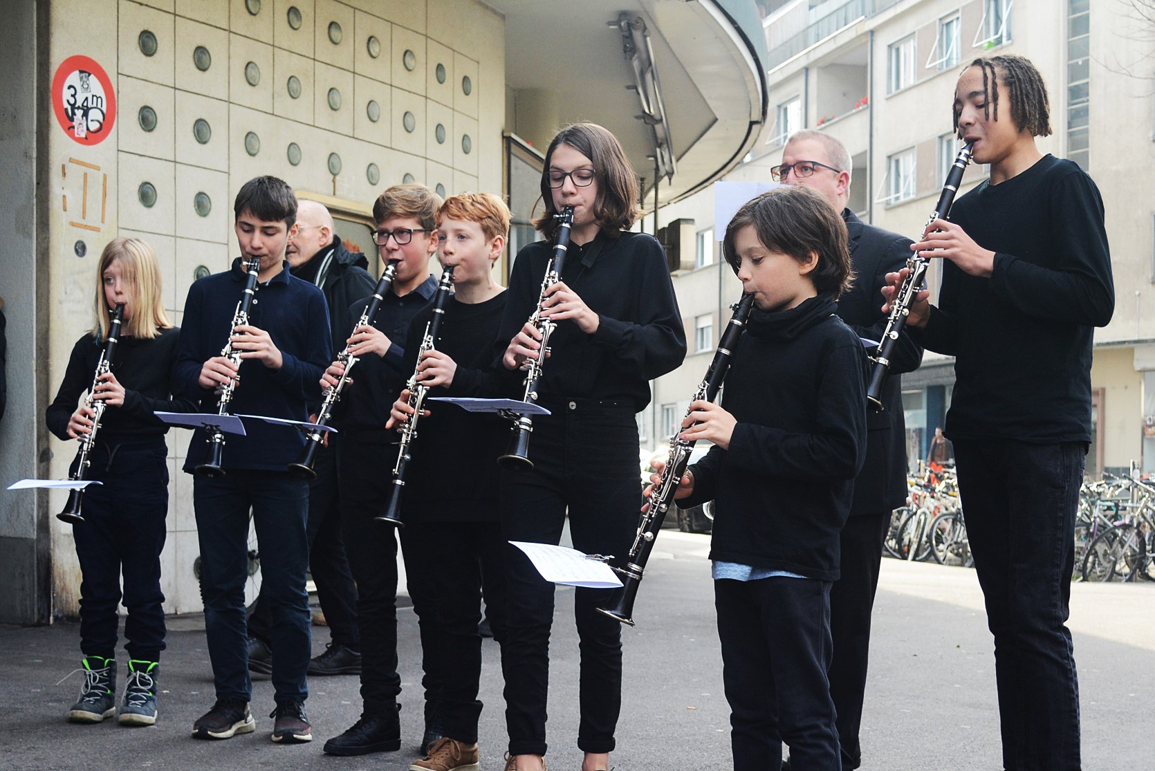 Das Klarinettensemble der Musikschule Biel spielt vor dem Volkshaus.