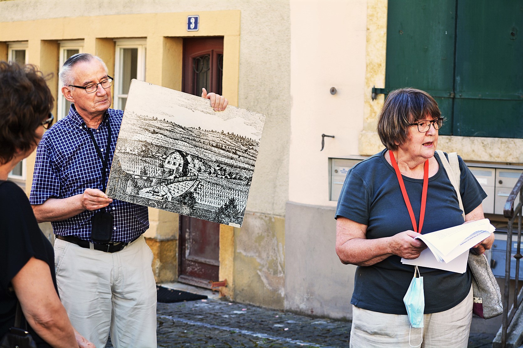 Altstadtleist Archivar Heinz Strobel mit Bildern aus der "Leiststube" und Historikerin Margrit Wick-Werder.