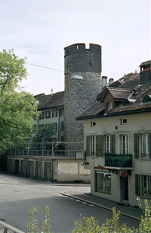 La tour semi-circulaire, vue par la rue J. Rosius.