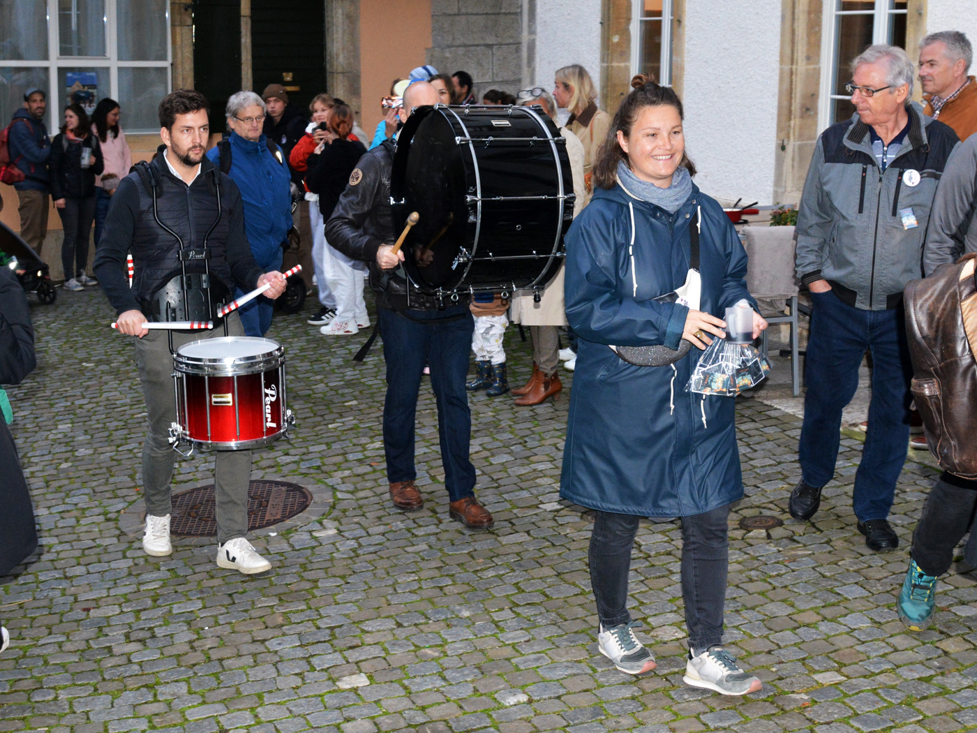 Laternenumzug mit dem Tambourverein Biel, geführt von Vera Urweider vom Altstadtleist Biel