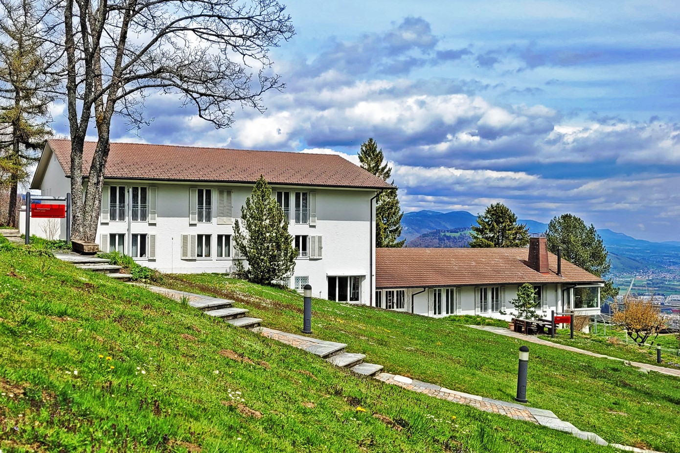 1954 Bezug der SLS-Häuser Brésil I und II durch die Brasilische Fussballmannschaft. Total 70 Betten. Architekten: Schindler und Knupfer.