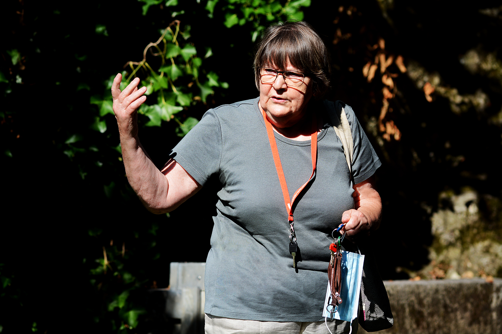 Historikerin Margrit Wick-Werder gegenüber vom Eingang der Quellgrotte.
