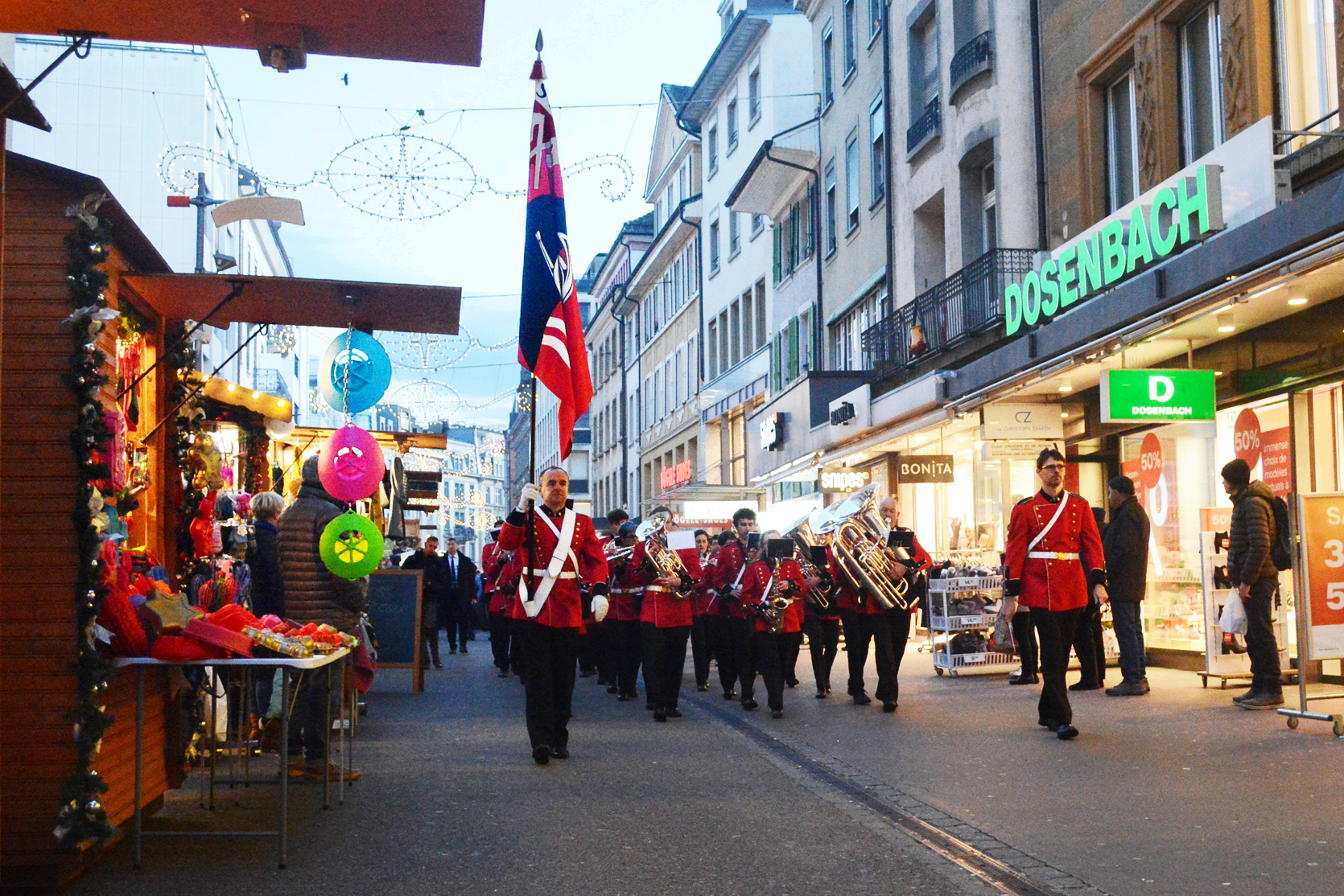 Die Stadtmusik Biel führt die geladenen Gäste an