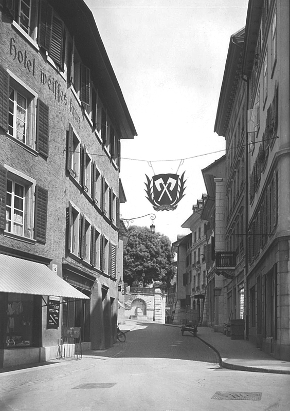 Das Bieler Wappen als Erinnerung an den abgebrochenen Zeitglockenturm. Anscht von Westen (Mühlebrückeplatz).