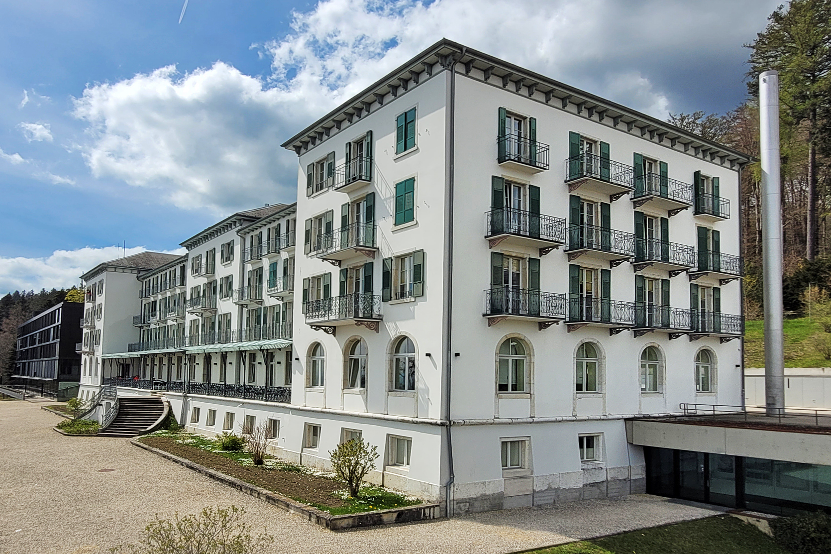 1877 Eröffnung vom Grand Hotel. Ab 1944 Hauptgebäude der ETS. Heute mit Direktionsbüro BASPO.