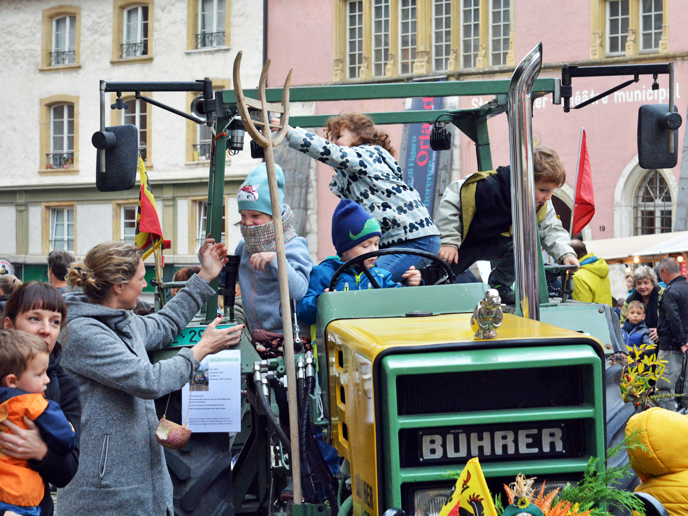 Fotoecke mit geschmücktem Traktor von LOS
