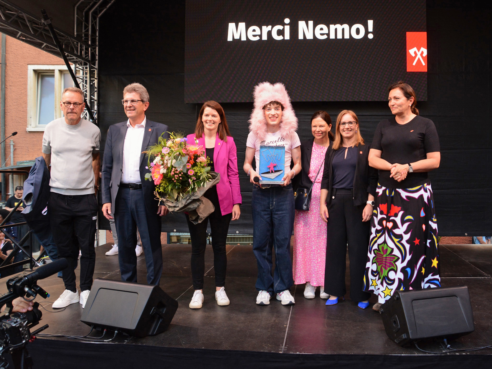 Nemo mit dem Bieler Gemeinderat: Beat Feurer, Erich Fehr, Natasha Pittet, Lena Frank und Glenda Gonzales Bassi. Der Blumenstrauss hält die Berner Grossratspräsidentin Dominique Bühler.