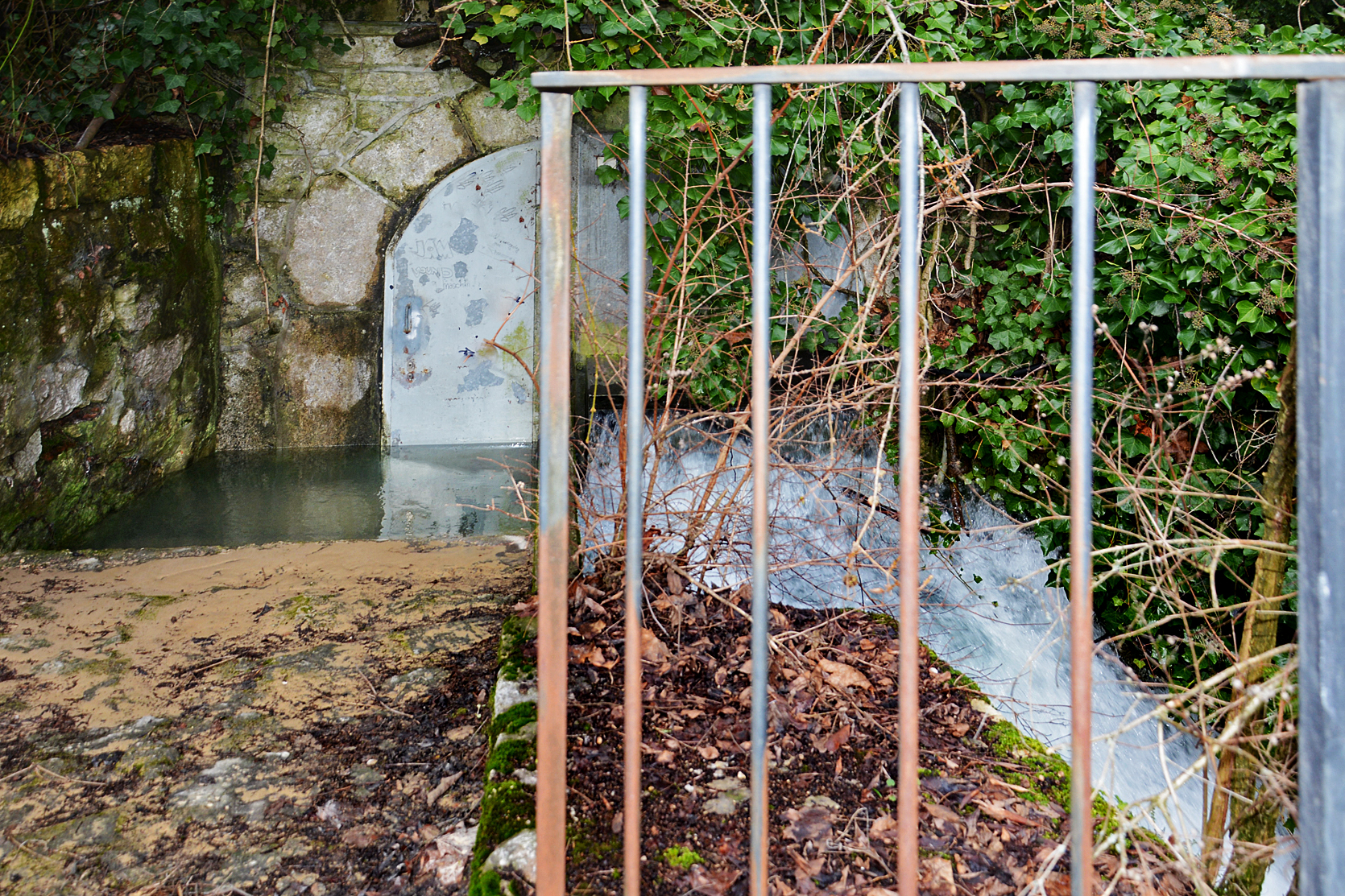 Die Eingangstüre zur Römerquelle und zur Quellgrotte