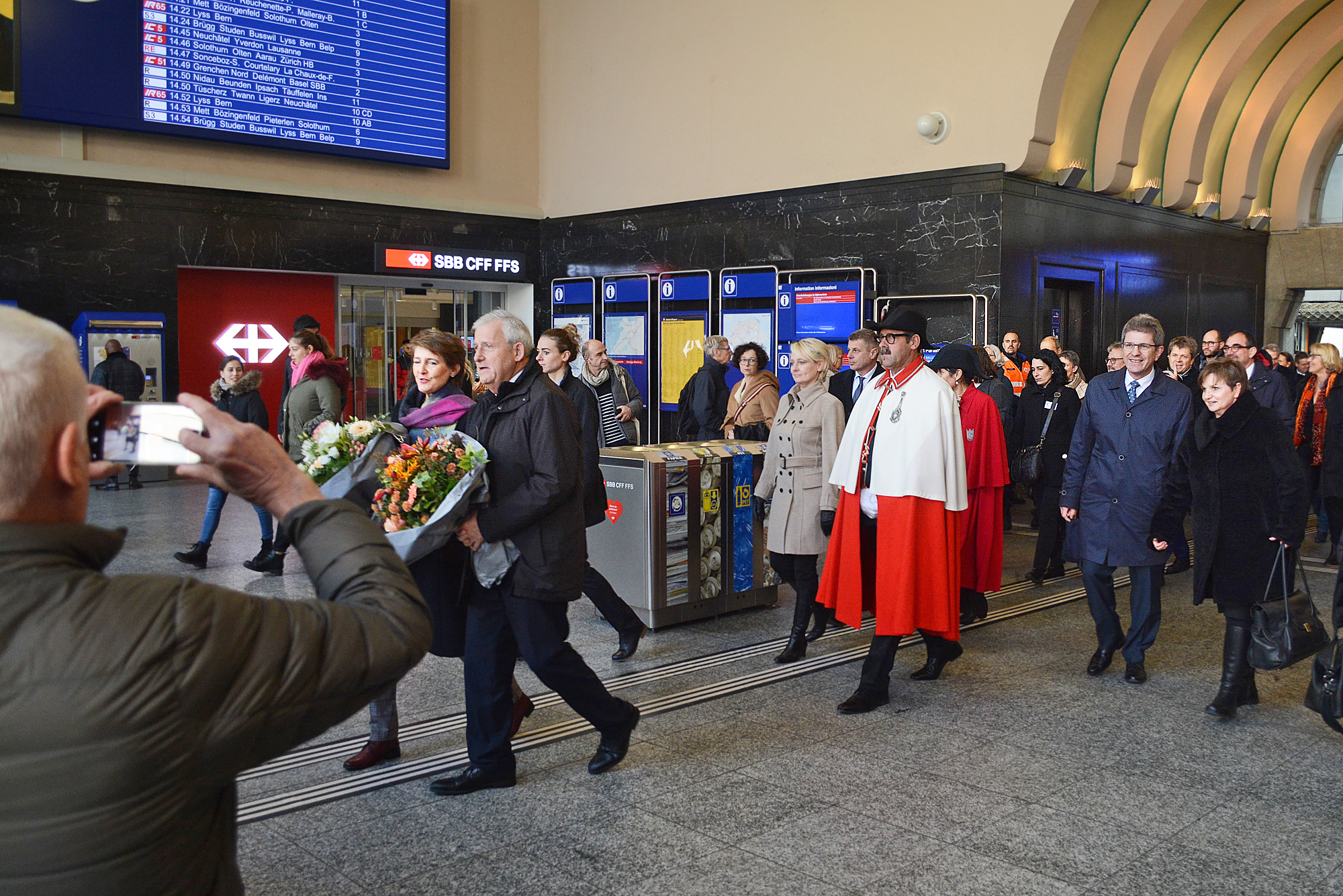 Ein Extrazug aus Bern hat die Gäste nach Biel gebracht