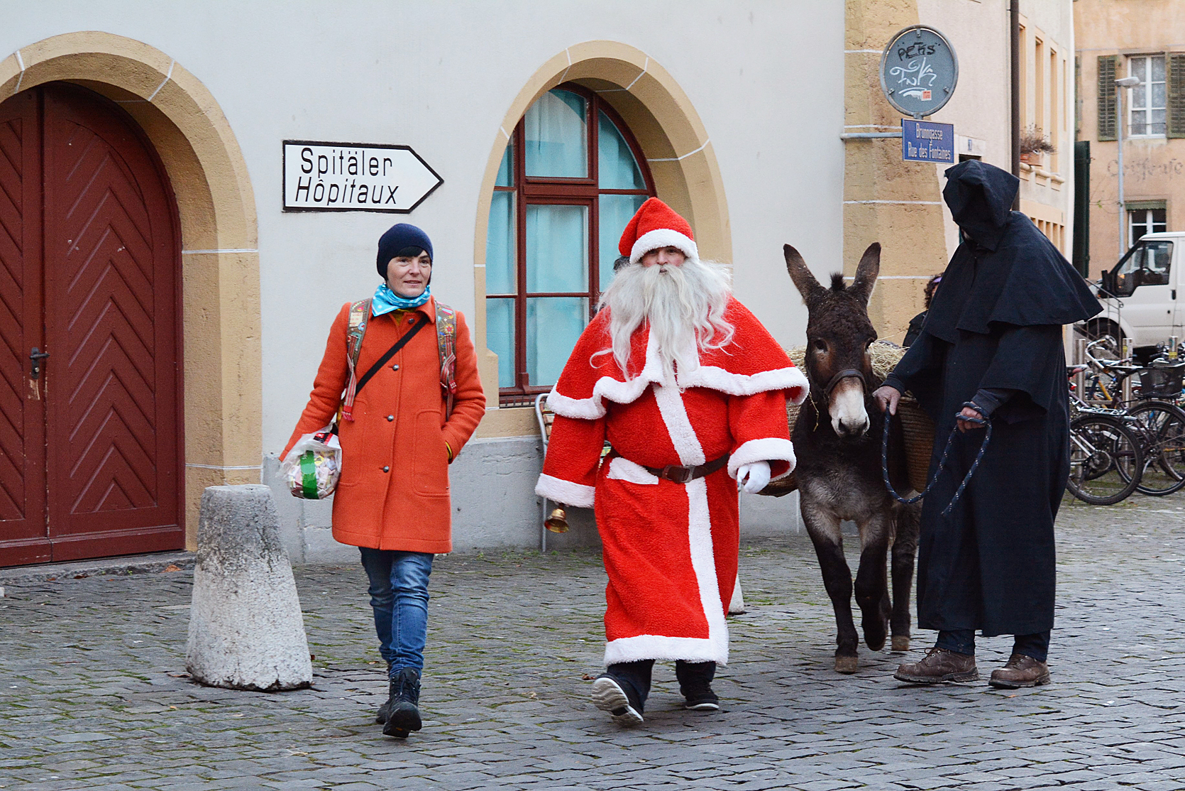 Altstadtleist-Präsidentin Vanessa zeigt den Weg, damit sich das Santichlaus und seine Freunde nicht verlaufen.