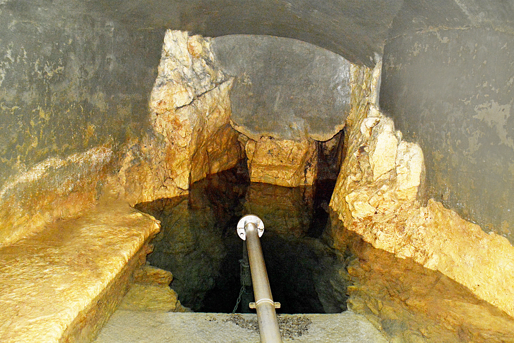 Quellgrotte. 1956 erforschte ein Taucher die Quelle. Seine Aufgabe: ein Gutachten zu erstellen ob beim Bau der Autoeinstellhalle des Technikums Sprengarbeiten durchgeführt werden können.