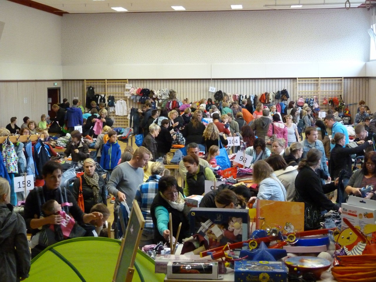 Vorsortierter Kindersachenbasar in Grebenstein - Förderverein