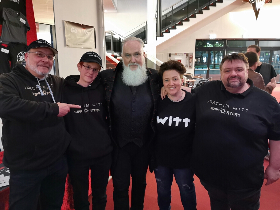 Joachim Witt mit den Admins des Supports