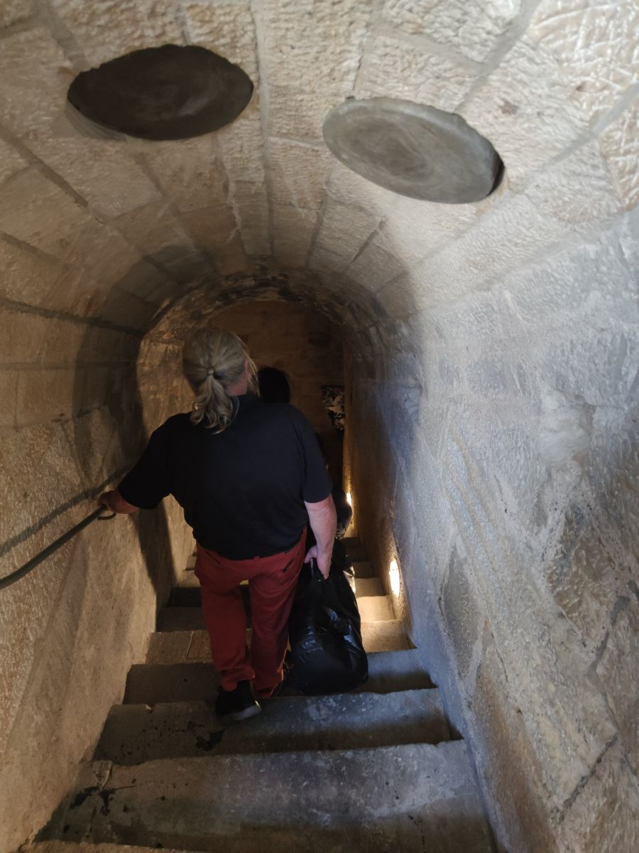 Die Garderobe ist unten im Gewölbe