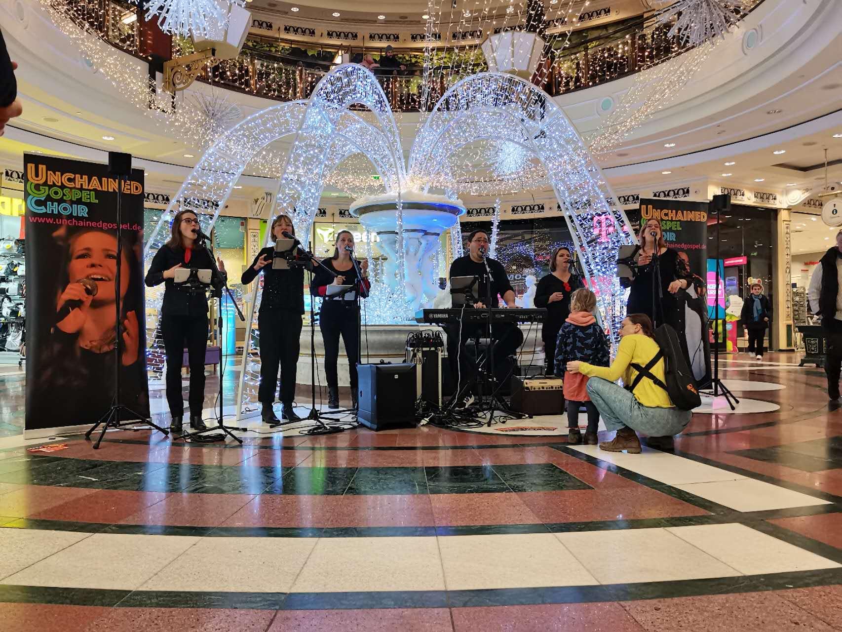 Praiselbears besingen die Adventswochenenden im Shoppingcenter Das Schloss, Berlin-Steglitz, 2022