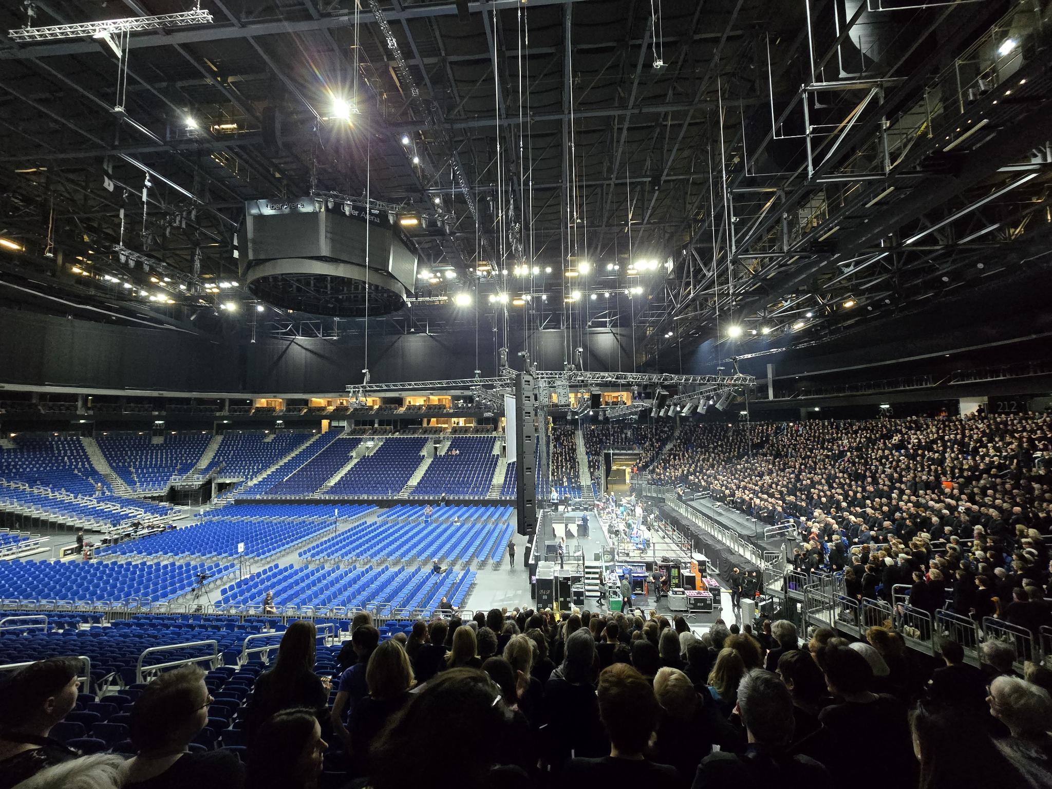 Generalprobe: rechts der Chor, links die leeren Publikumsplätze in der Uber Arena
