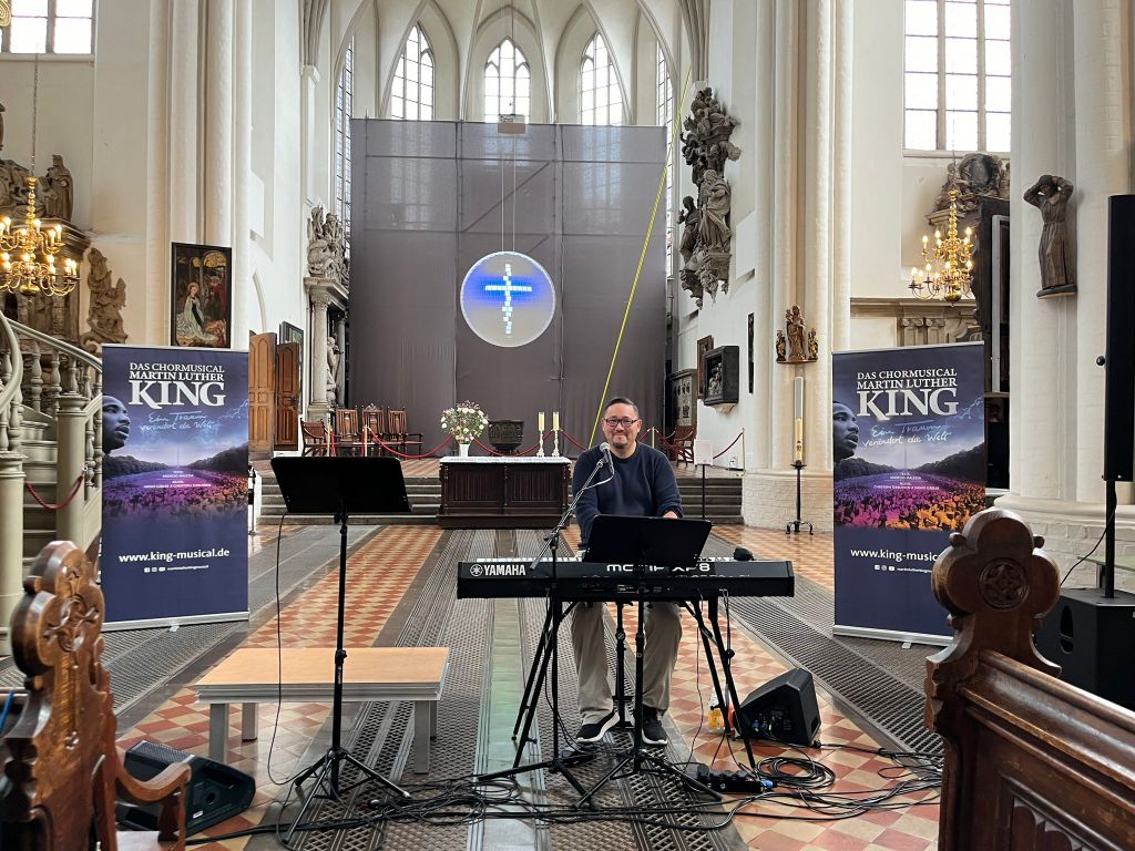 So begann es: Unser Chorleiter Hanjo Krämer leitet die erste Hauptprobe 10/2024 in der Marienkirche Berlin