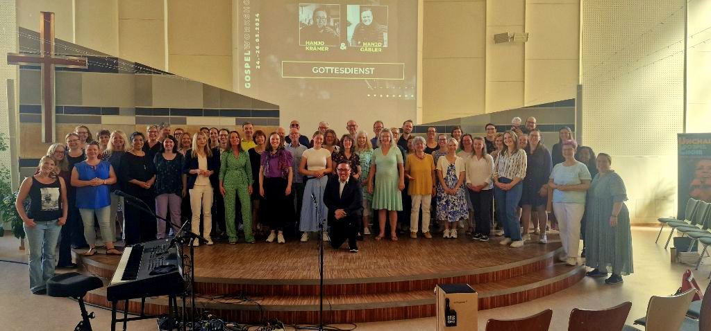 Gruppenfoto vor dem Gottesdienst am Sonntag
