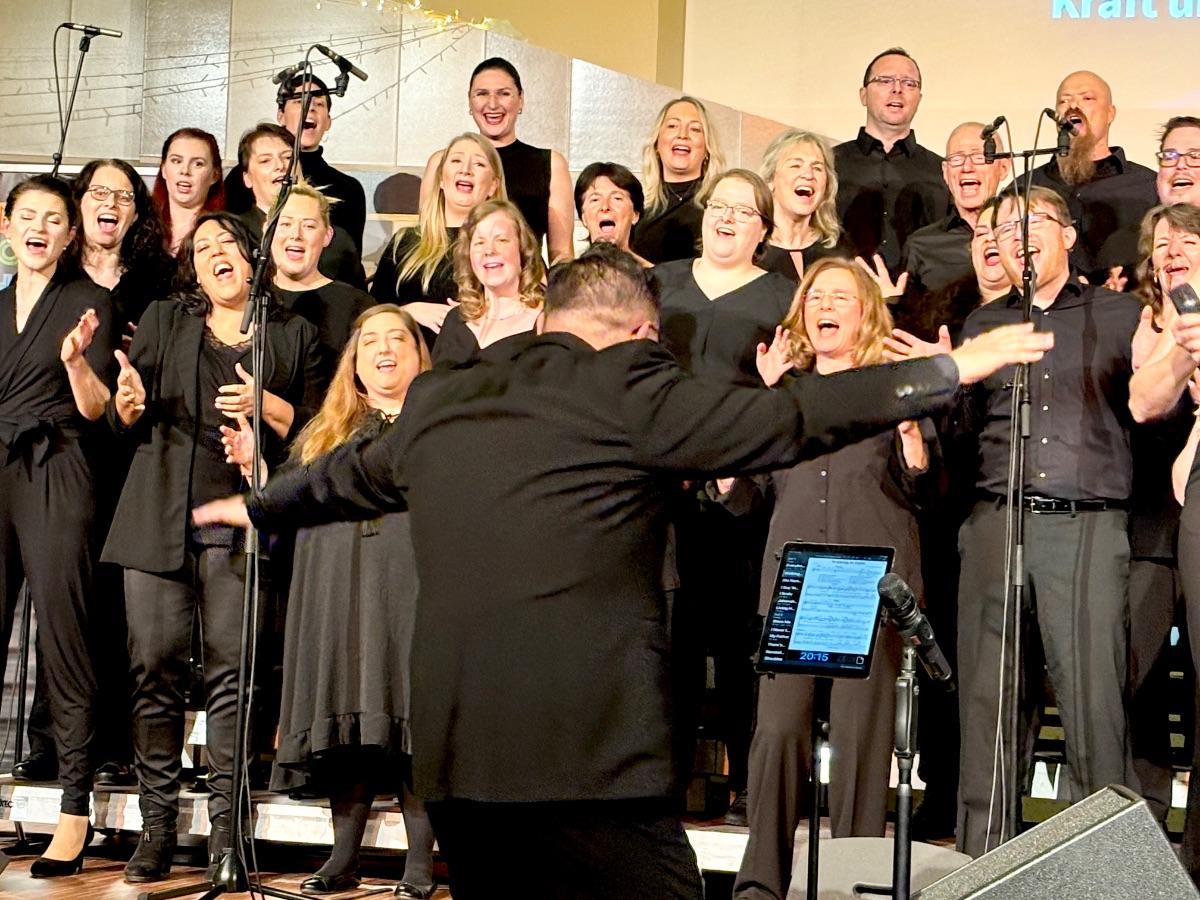 Hanjo spielt mit dem Chor