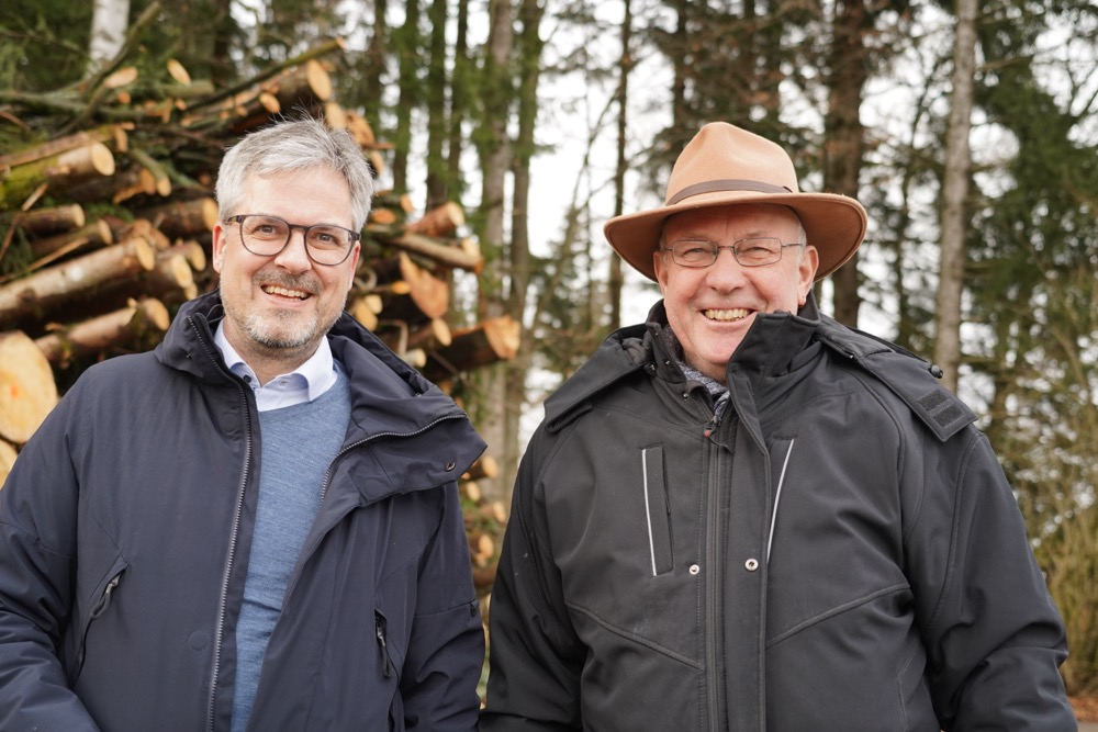 FBG-Vorsitzender Rainer Eisenmann (r.) und der Kaisersbacher Bürgermeister Michael Clauss freuen sich über den Submissionserfolg