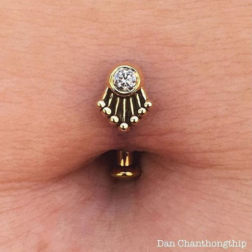 Floating Navel alternative Platzierung eines Bauchnabelpiercings Jane Absinth Piercing