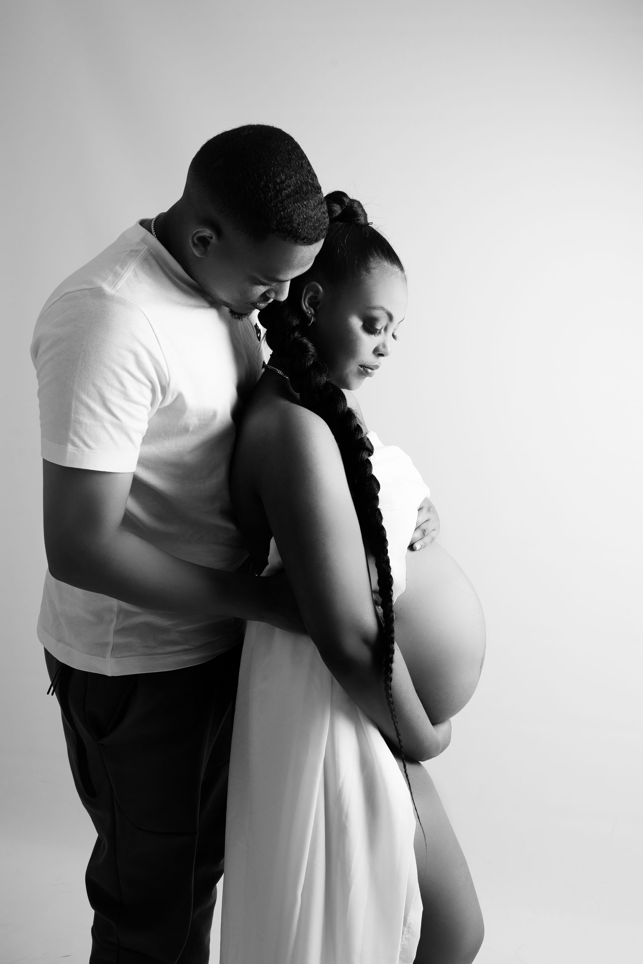 maternity shoot in black white