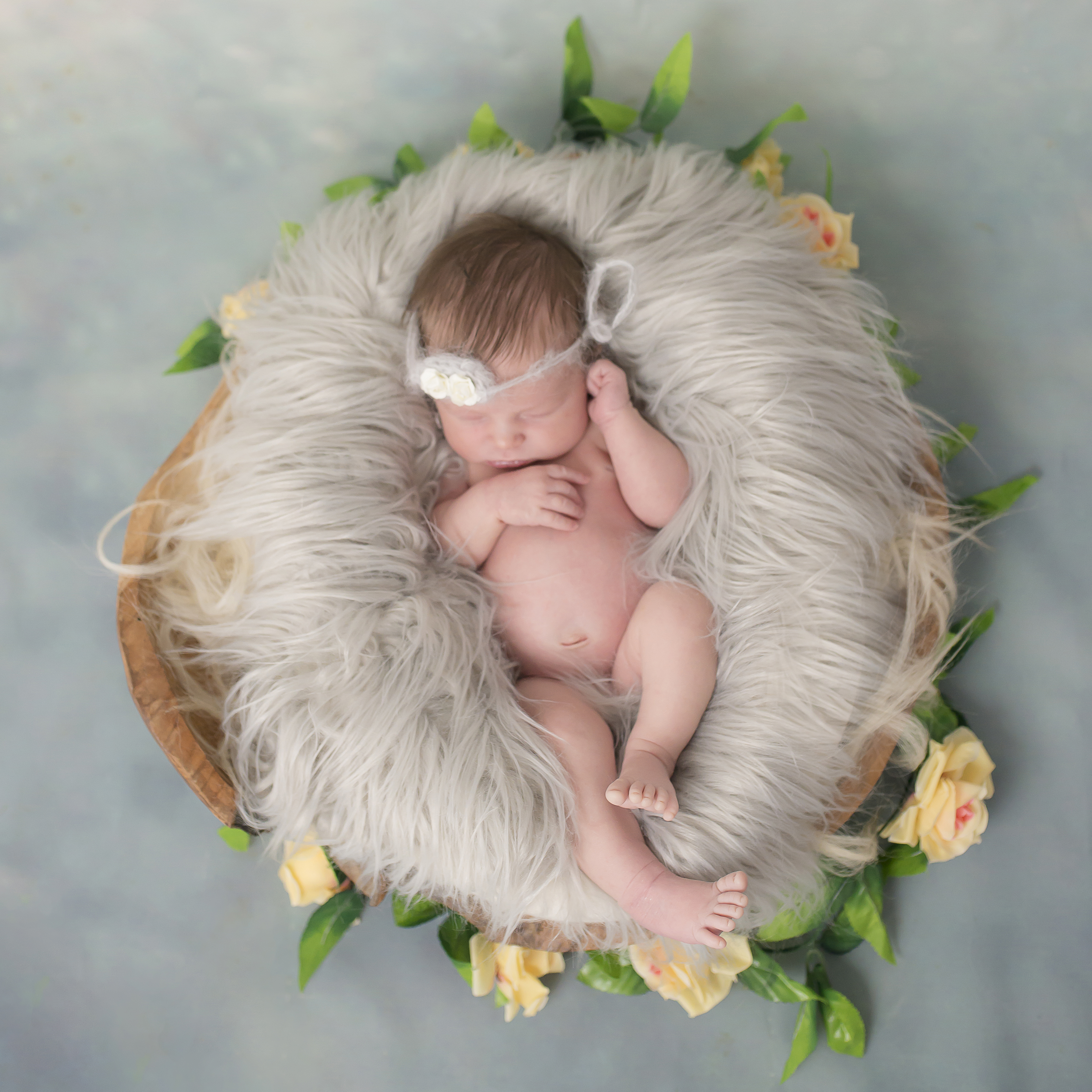 Baby ligt in mandje