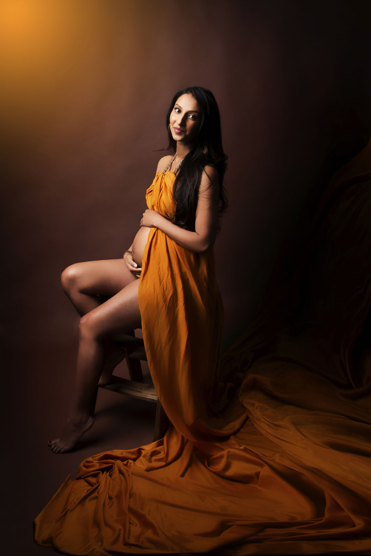 maternity shoot with backdrop