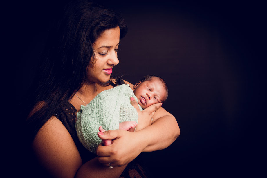 mother in newborn shoot