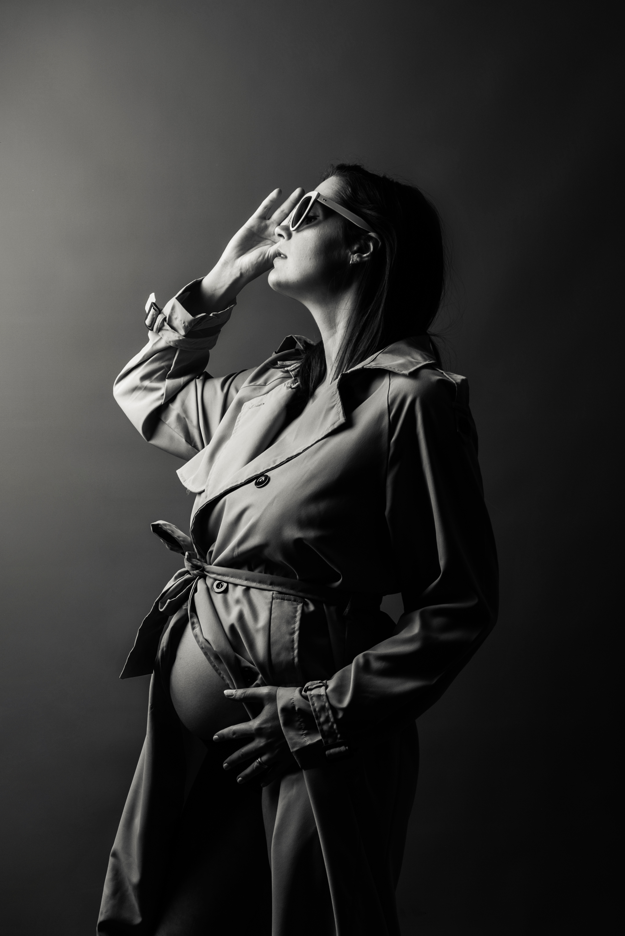 zwangerschapsshoot in zwart-wit, fotograaf gespecialiseerd in zwangerschapsshoot