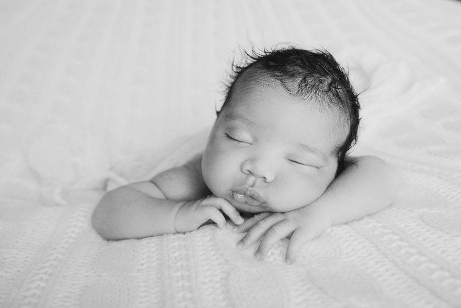 newbornshoot in zwart-wit