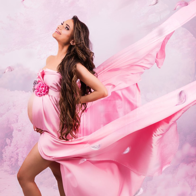 zwangerschapsshoot met roze jurk