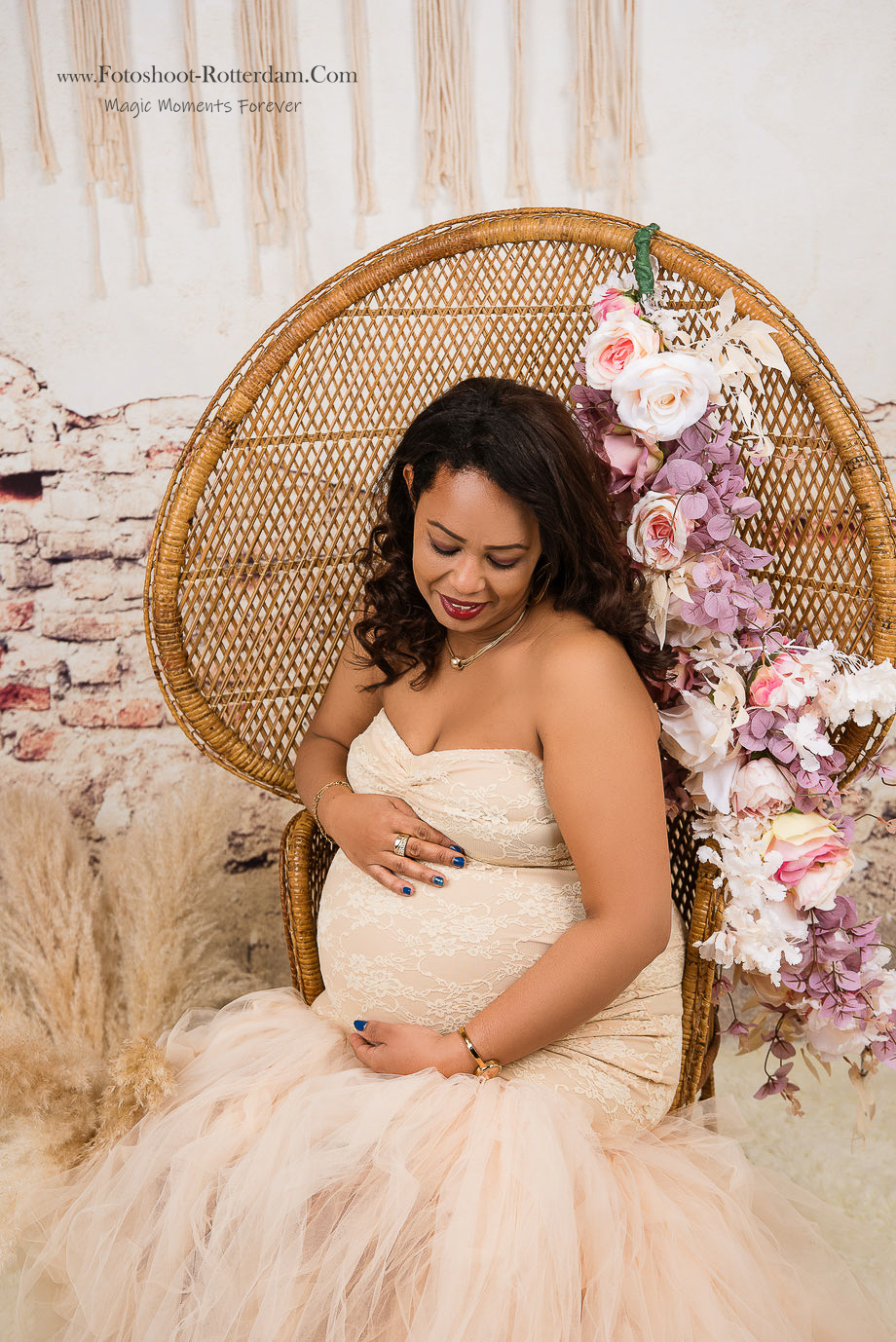 Zwangere vrouw op troon met bloemen