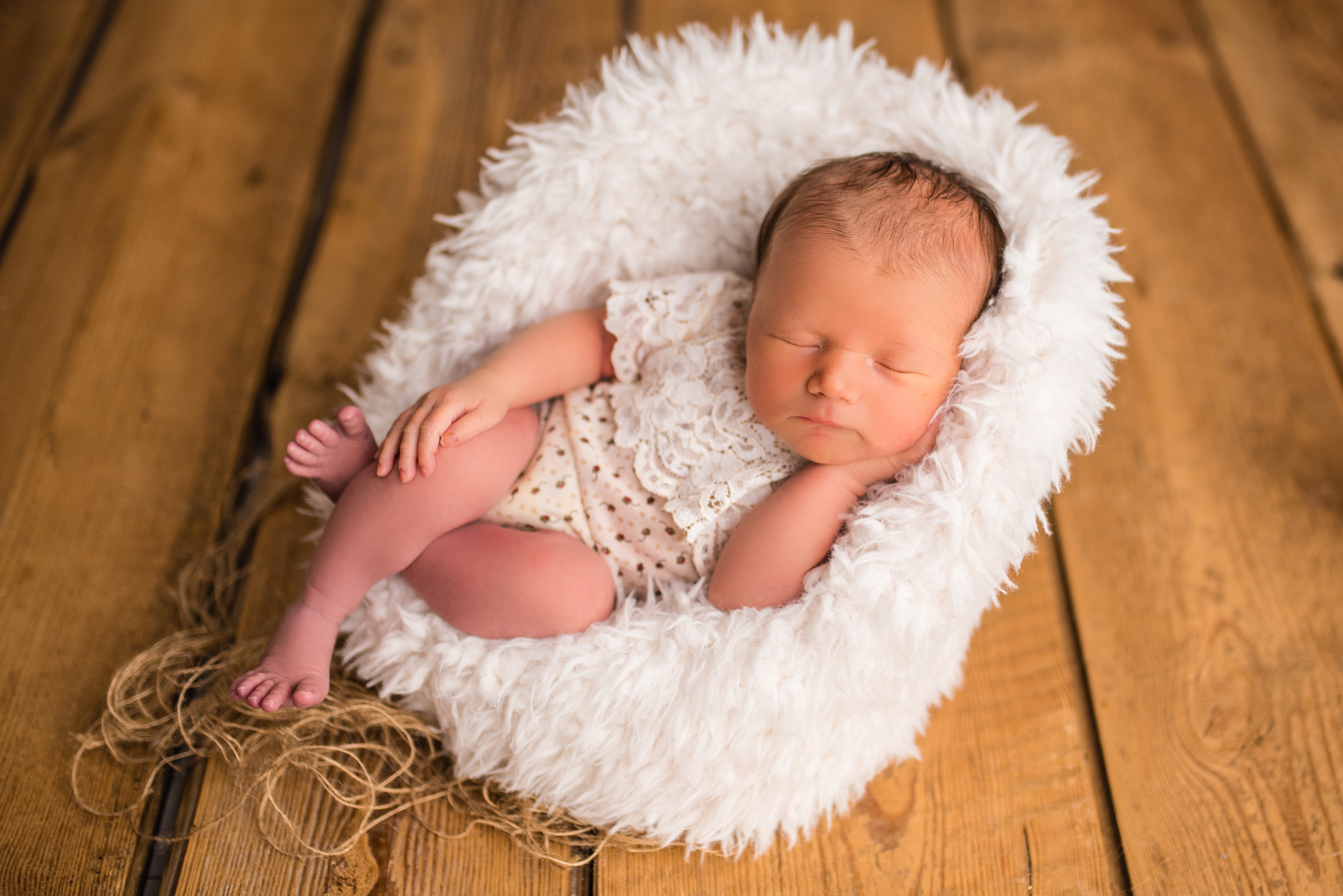 newbornshoot met baby in wit