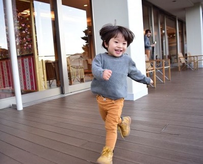ご機嫌で走る子供
