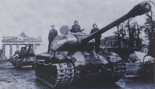 IS-2 victorieux trônant devant la porte de Brandebourg à Berlin en mai 1945