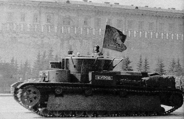 A peine quelques jours après son versement en unité, les T-28 paradent fièrement dans les rues de Moscou