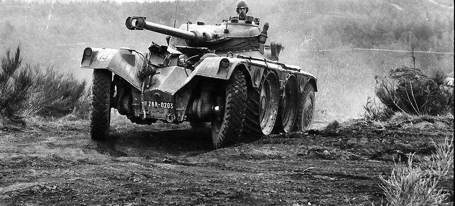Tests tout-terrain pour cet EBR du 8e Hussards