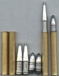 Projectile perforant BR-471 à droite et obus explosif OF-471, de forme très allongé à gauche