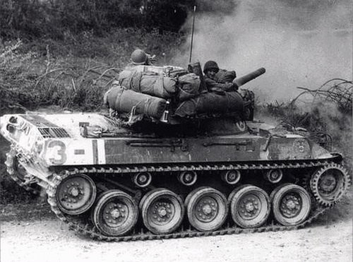 Ce M18 ouvre le feu à courte portée en direction de la lisière de la forêt. Le canon est uniquement assez puissant pour détruire un panzer à faible distance