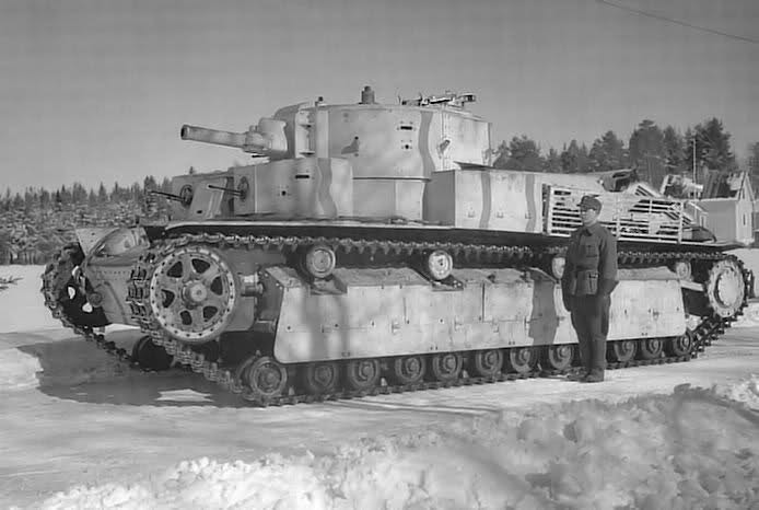 Le T-28 adopte un schéma classique d'avant guerre avec notamment une tourelle biplace