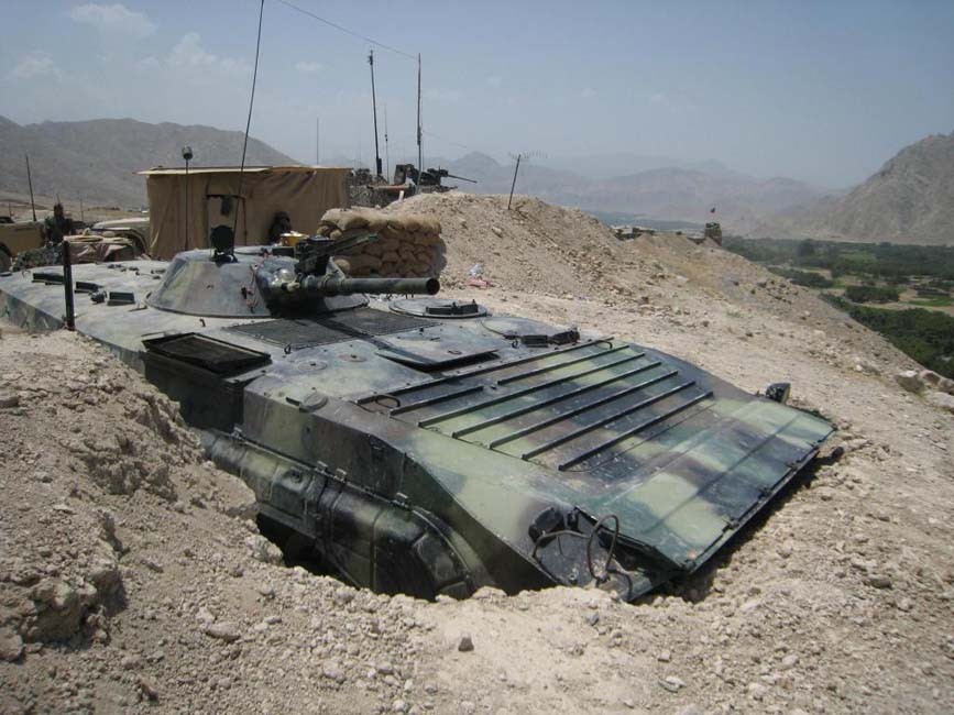 Posté face à une vallée afghane, ce BMP-1 et ces missiles restent une forte menace pour tout véhicule blindé